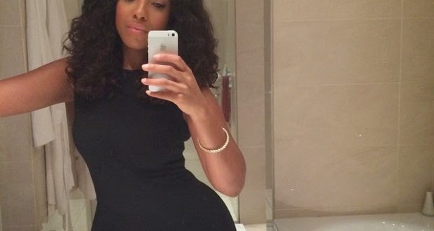 Jocelyn Dumas flaunts her killer figure in new photo